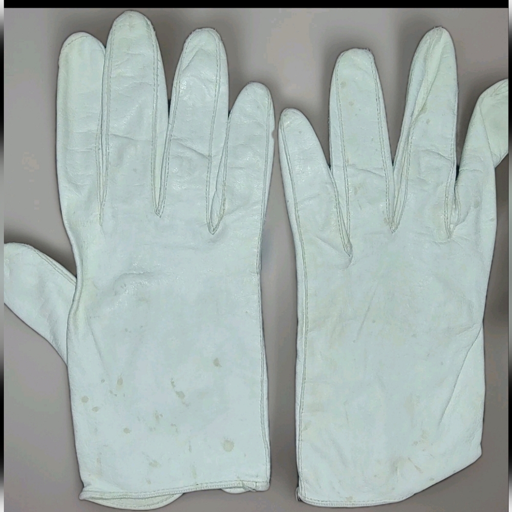 Vintage White Lambskin? Leather Gloves w/pearly button Wrist Length See Pics